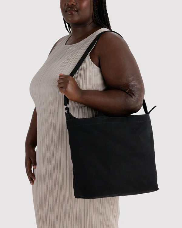 Horizontal Zip Duck Bag - Black - Material: canvas